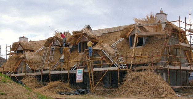 File:Irl KilmoreQuay Thatching.jpg