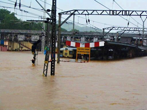 File:Kalyan Railway Station During Floods.jpg