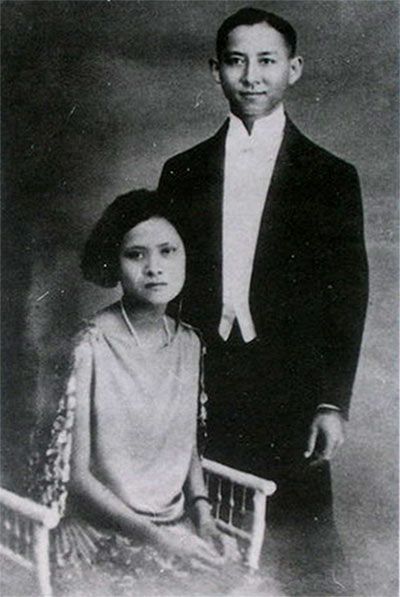 File:Prince Mahidol and Mom Sangwal.JPG