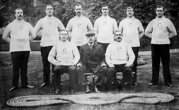 File:1908 British tug of war team.jpg