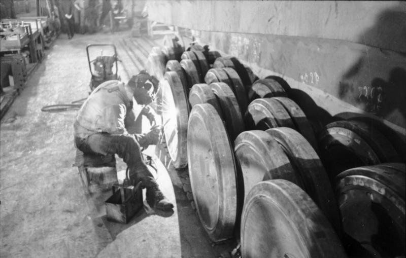 File:Bundesarchiv Bild 101I-635-3965-28, Panzerfabrik in Deutschland.jpg