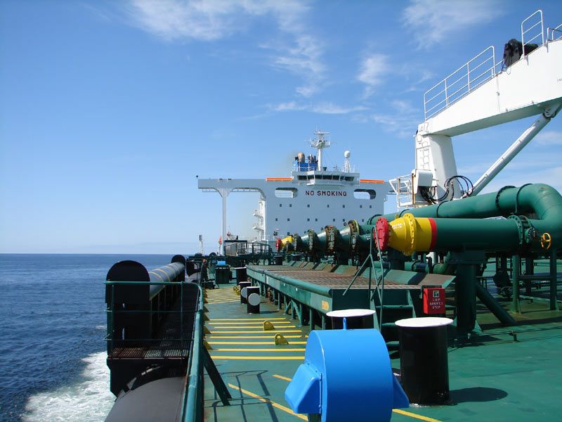 File:Gaz connection on an oil tanker.jpg