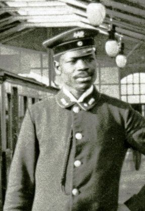 File:Martin Dibobe bei der Hochbahn (cropped).jpeg