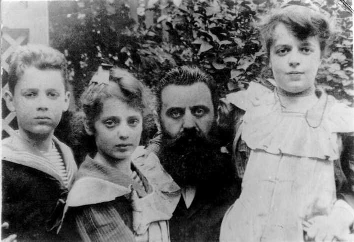 File:PikiWiki Israel 28527 Herzl with his kids.jpg