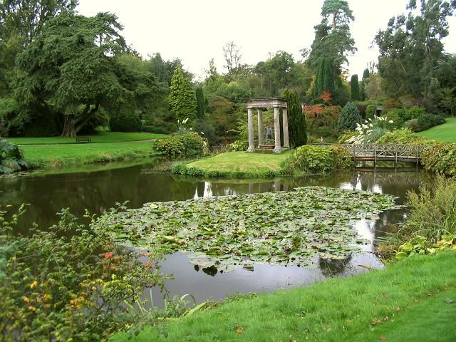 File:Temple Gardens, Cholmondeley Castle.jpg