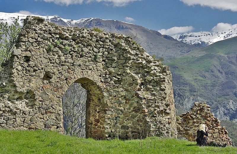 File:Walls of the Lekh fortress.jpg