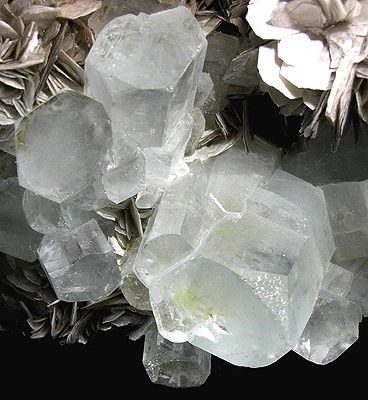 File:Beryl-Apatite-(CaF)-139605.jpg