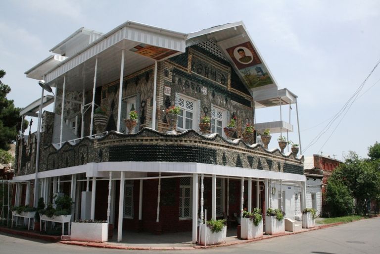 File:Bottle House in Ganja.jpg