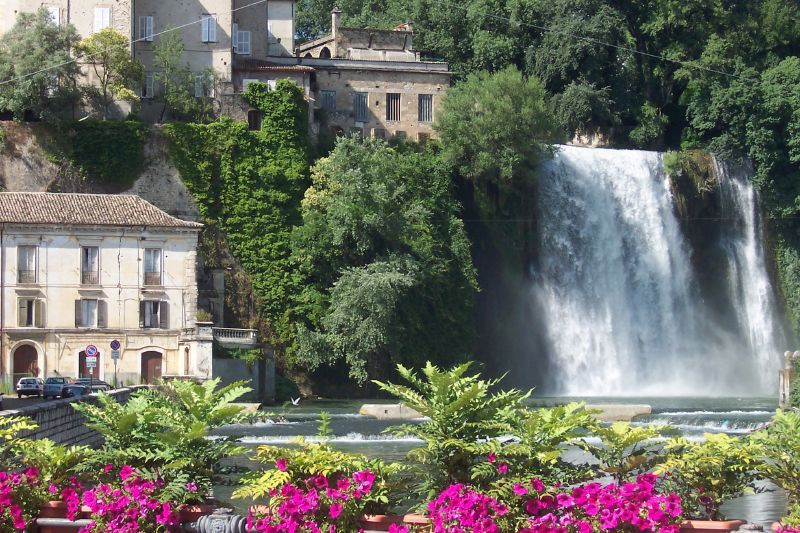 File:Cascata Isola del Liri.jpg