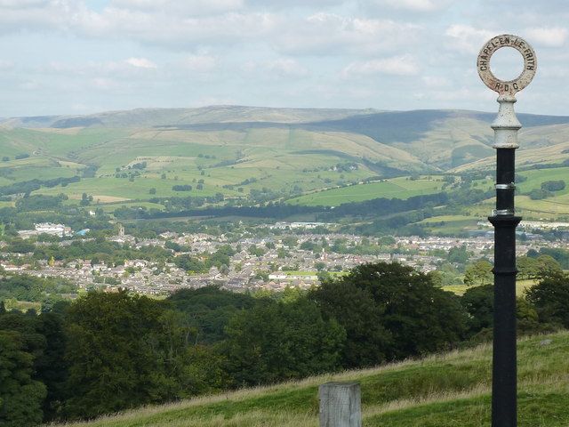 File:Geograph-2043001-by-Peter-Barr View of Chapel en le Frith.jpg