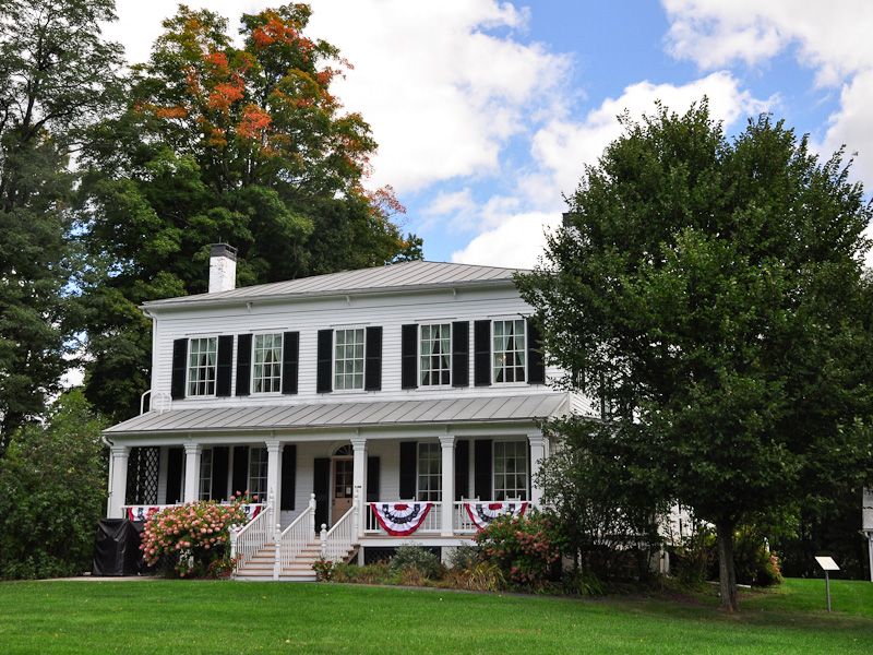 File:Lansing Manor House Sep 2010.jpg