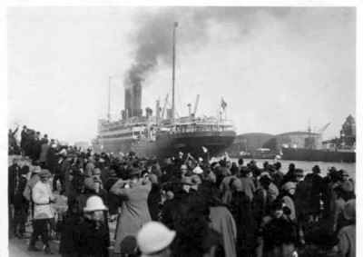 File:S.S. Frederik VIII, depart Copenhagen.jpg