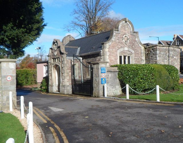 File:Badminton School Lodge, Bristol (geograph 3207215).jpg