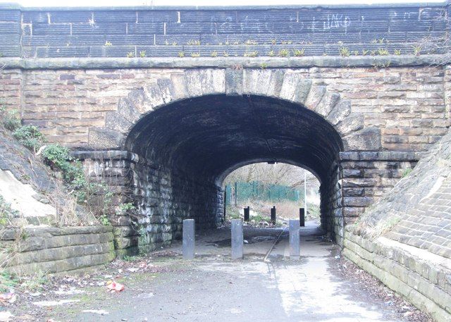 File:Bridge HUL4-31 - Wykebeck Avenue (geograph 3843381).jpg