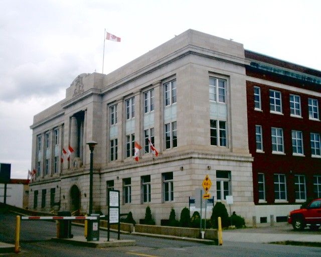 File:Federal Building Syndicate Avenue Thunder Bay.jpg