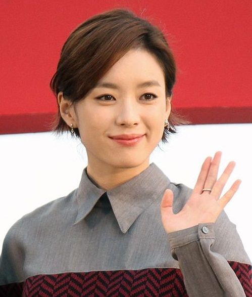 File:Han Hyo-joo at BIFF 2013 02 (cropped).jpg