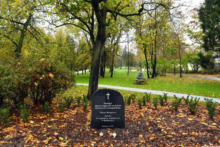 File:Park Ludowy Cemetery monument.jpg