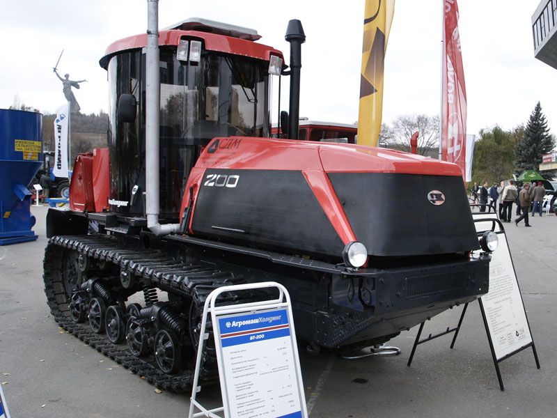 File:SDM 200 tracked tractor.jpeg