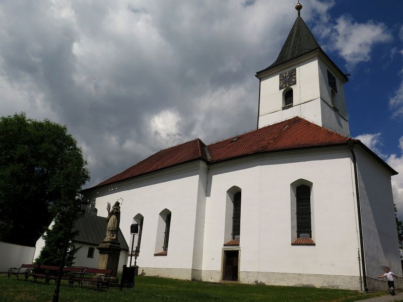 File:Všeruby, kostel svatého archanděla Michaela.jpg