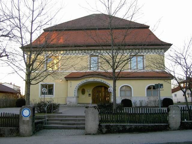 File:0911-w025-h025-q070-Rathaus-Gemeinde-Poecking.jpg