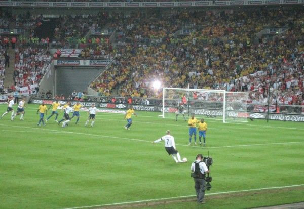 File:Beckhamtakesfreekick.jpg