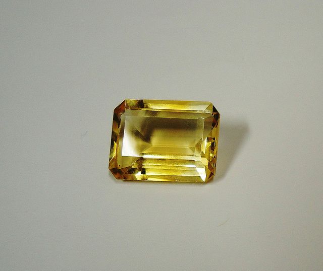 File:Champagne-colored topaz.jpg