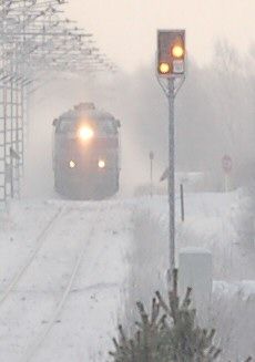 File:Finnish distant signal displaying Expect Stop.jpg