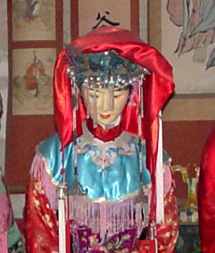 File:Honggaitou and blue yunjian (wedding attire).jpg