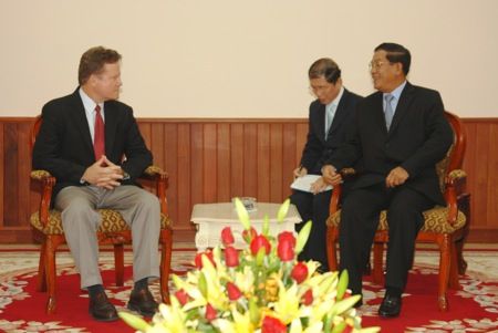 File:Jim Webb with Hun Sen.jpg