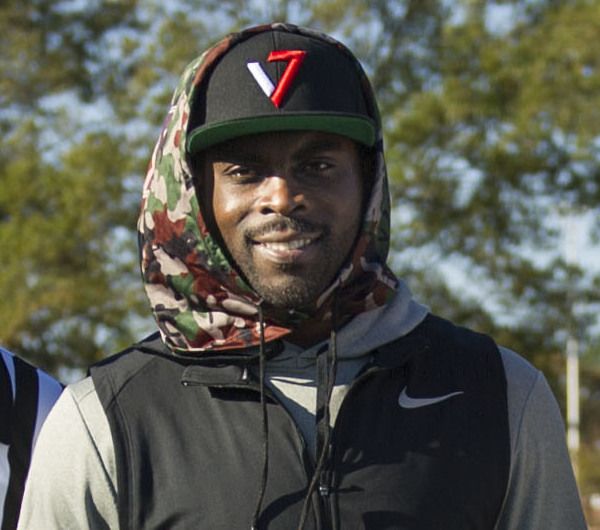 File:Michael vick 2017 (cropped).jpg