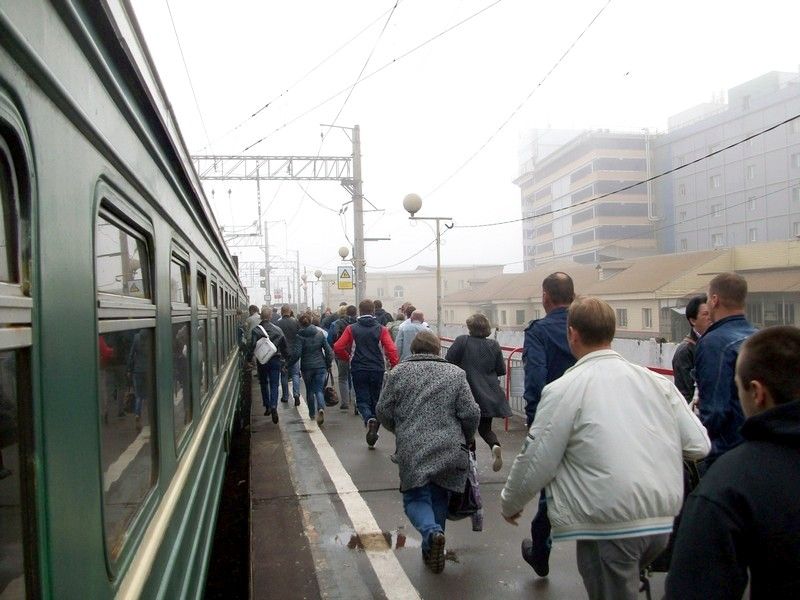 File:Stowaways running, Zheleznodorozhnaya station.jpg