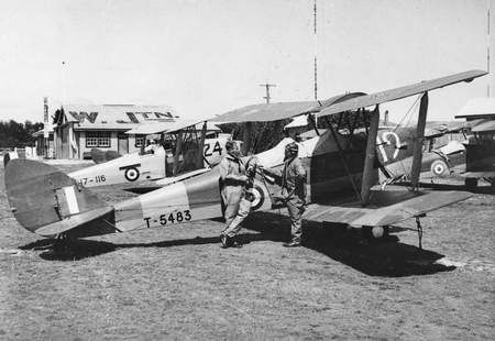 File:7 EFTS pilots and Tiger Moths.jpg