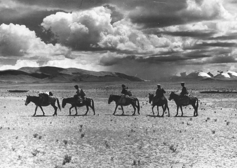 File:Bundesarchiv Bild 135-S-04-02-18, Tibetexpedition, Landschaftsaufnahme mit Karawane.jpg