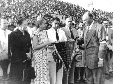 File:Entrega de banderín a Eva Perón.jpg