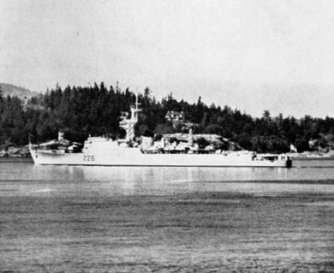 File:HMCS Crescent (DDE 226) underway in 1958.jpg