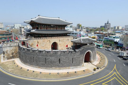 File:Hwaseong Fortress in Suwon.jpeg