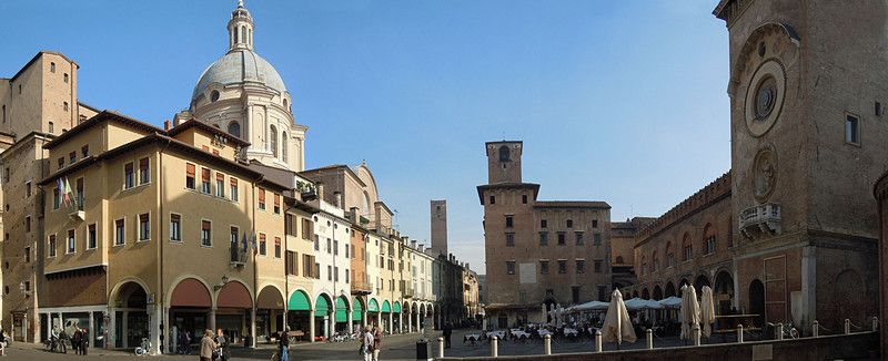 File:Mantova-Piazza Erbe.jpg