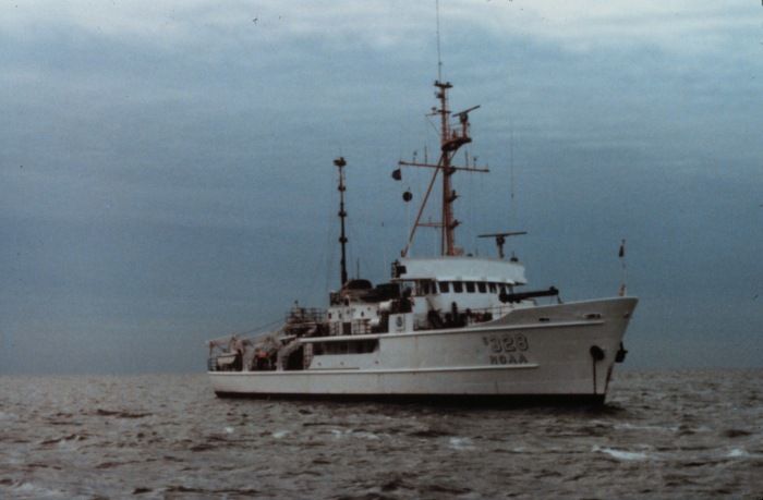 File:NOAAS Whiting (S 329) starboard bow view.jpg