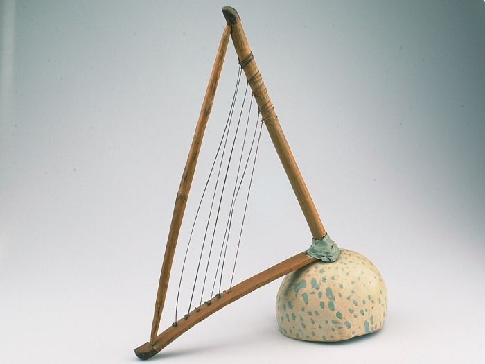 File:COLLECTIE TROPENMUSEUM Harp met kalebas-klankkast TMnr 4646-2.jpg