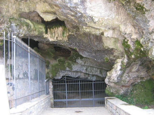 File:Castelcivita (Caves-2).jpg