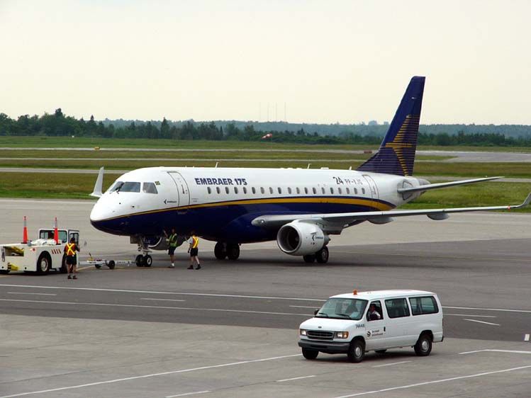 File:Embraer175-01.jpg