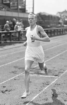 File:Henry Nielsen (athlete) 1930.jpg