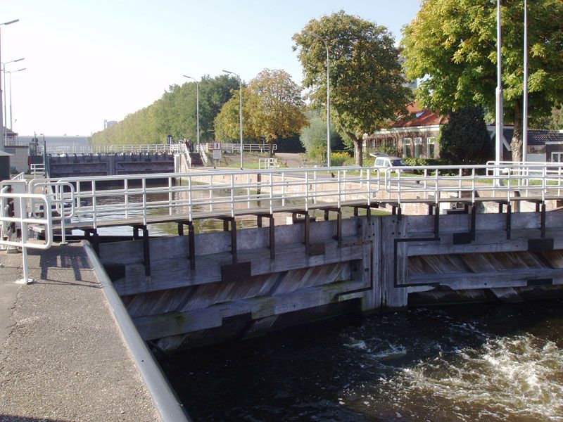 File:Willemsluizen Noordhollands Kanaal Amsterdam.jpg