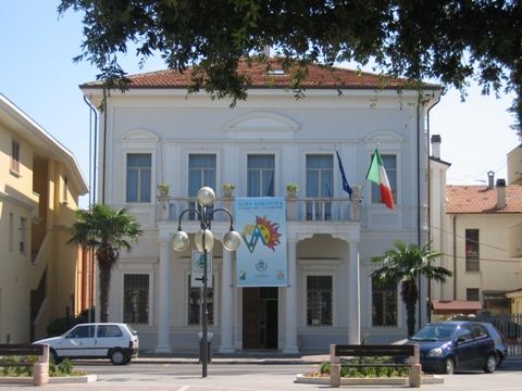 File:Alba Adriatica (TE) - municipio.jpg