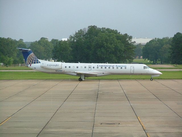 File:Embraer Regional Jet operated by Continental Express.jpg