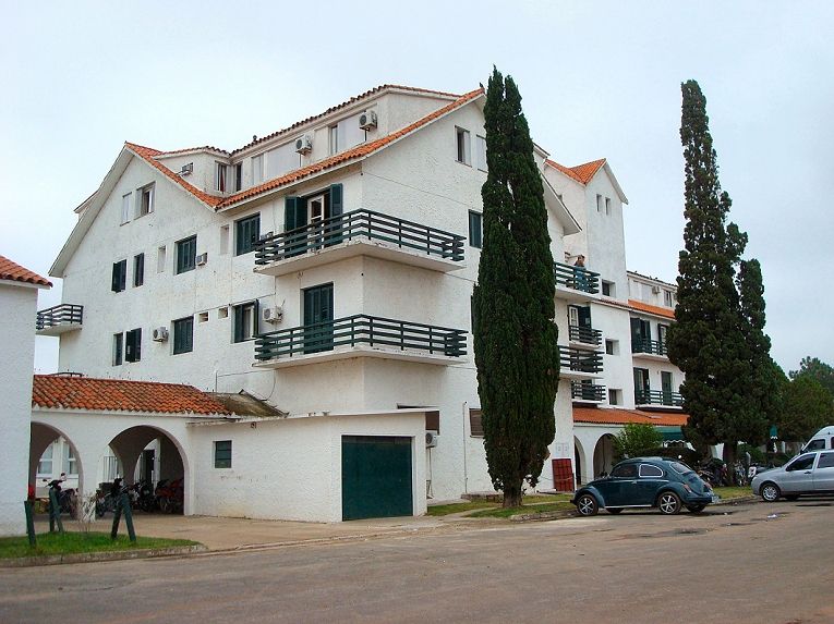 File:Hotel Casino de Carmelo.jpg