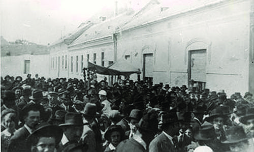 File:Machberes-Hachnosas-Sefer-Torah-in-Pupa-in-1934.jpg