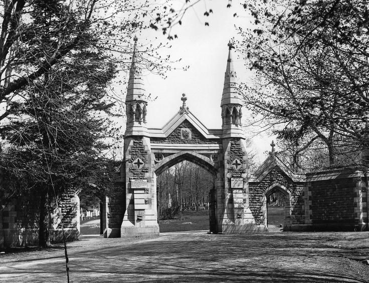 File:Mount Royal Cemetery gate.jpg