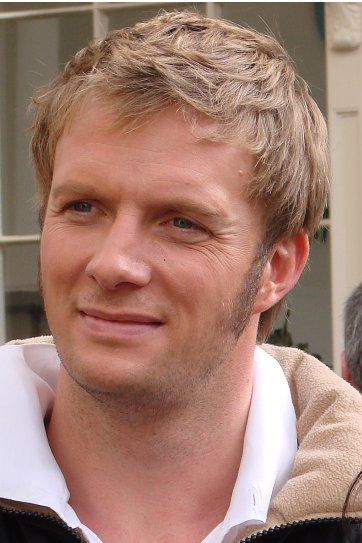 File:Rupert Penry-Jones making the 2007 movie Persuasion.jpg