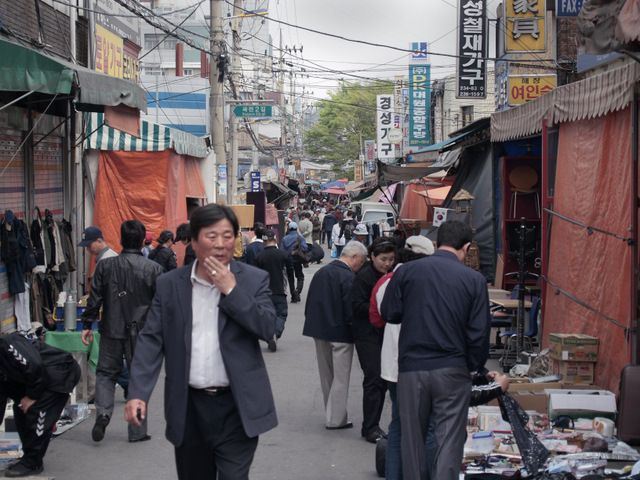 File:Hwanghak-dongFlea market.jpg